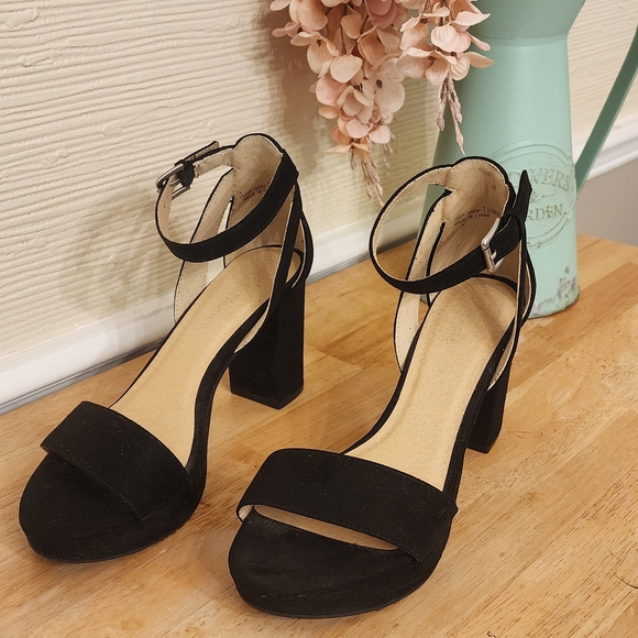 CL by Laundry Black Heels with Chunky Block Heel - Picture 3 of 7